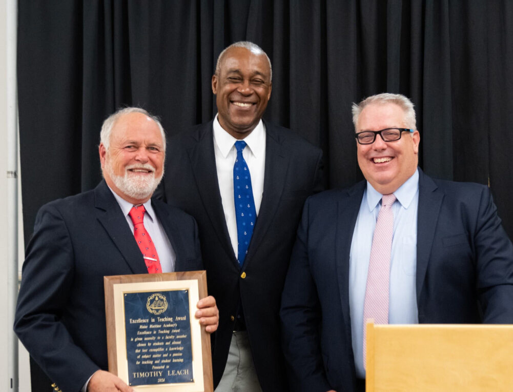 Tim Leach receiving award