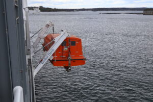 Lifeboat lowering